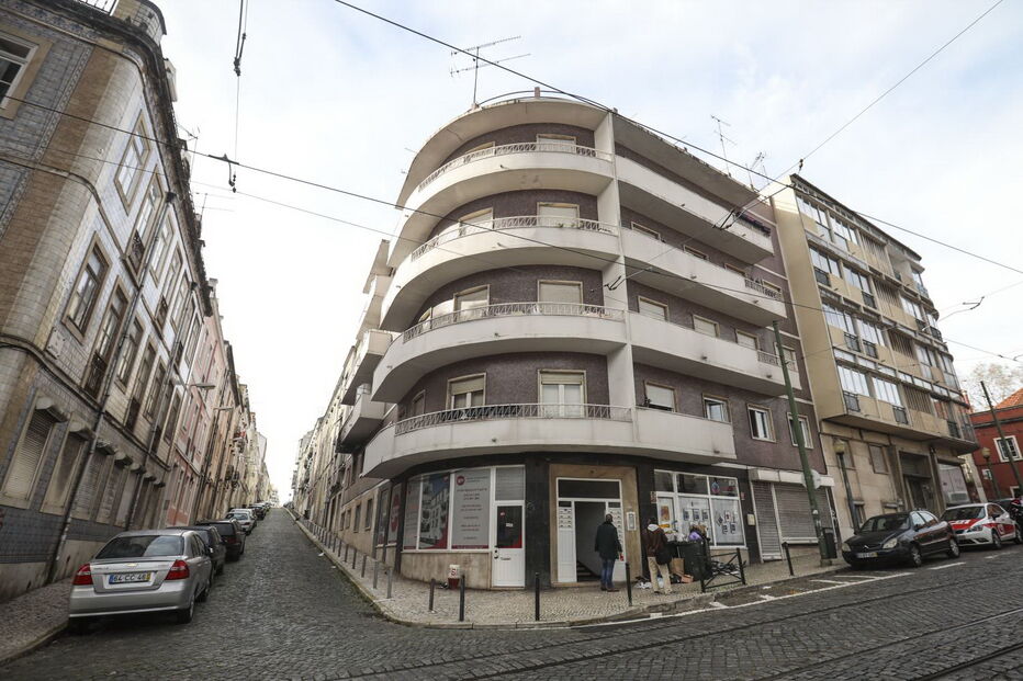 Prédio onde ocorreu incêndio, na rua Leão de Oliveira, em Alcântara. As chamas terão tido origem num aquecedor