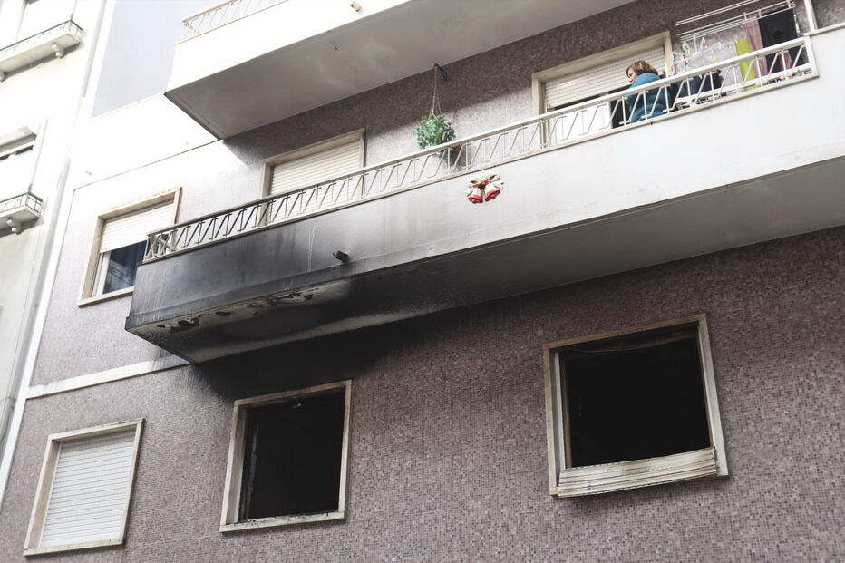 Prédio onde ocorreu incêndio, na rua Leão de Oliveira, em Alcântara. As chamas terão tido origem num aquecedor