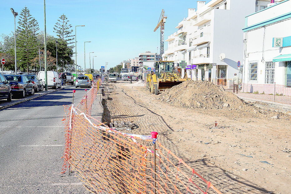 Obras de requalificação estão a condicionar o trânsito na avenida 5 de outubro, uma das mais movimentadas da cidade 