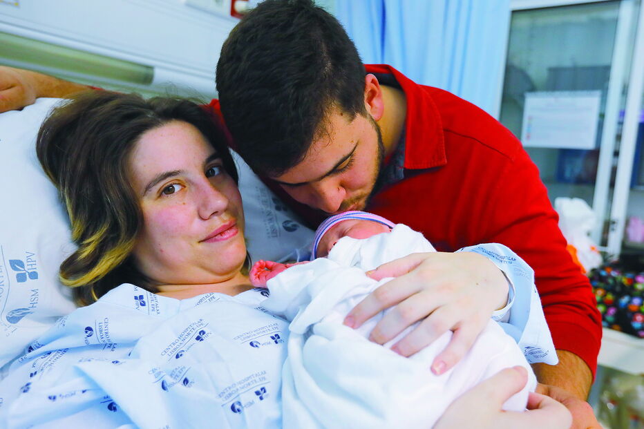 Afonso Miguel no colo da mãe, Soraia, já no quarto do Hospital de Santa Maria, em Lisboa, sob o olhar atento do pai, Duarte
