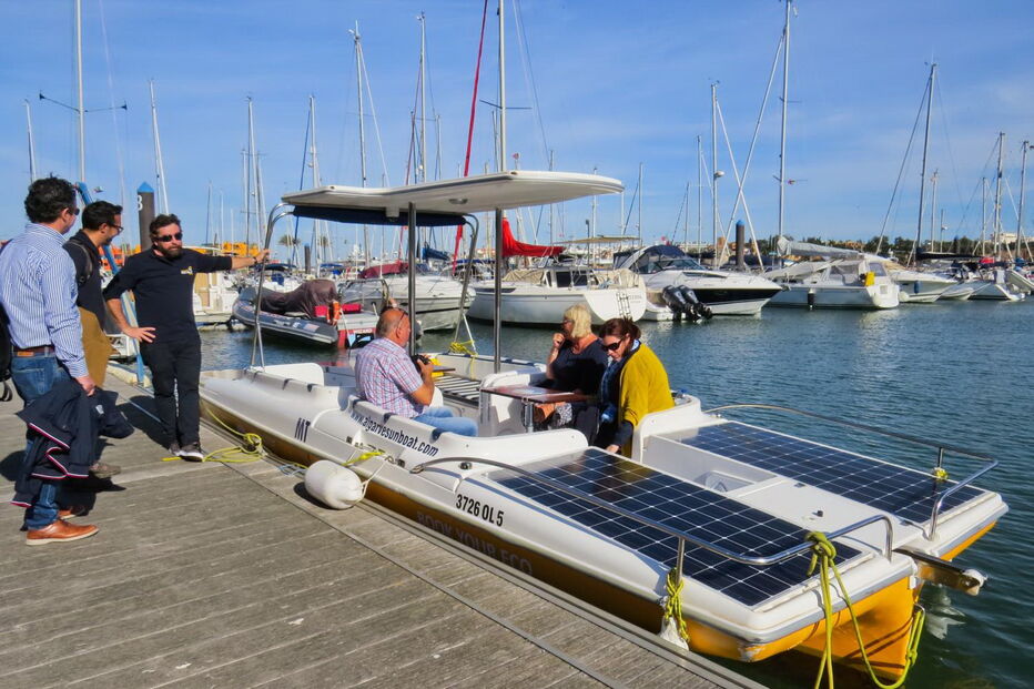 Barco solar faz passeios ecológicos no rio Arade, desde Portimão até Silves, tanto nos meses de verão como de inverno 