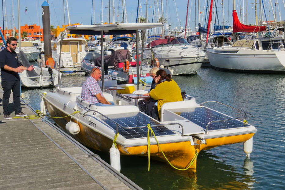 Barco solar faz passeios ecológicos no rio Arade, desde Portimão até Silves, tanto nos meses de verão como de inverno 