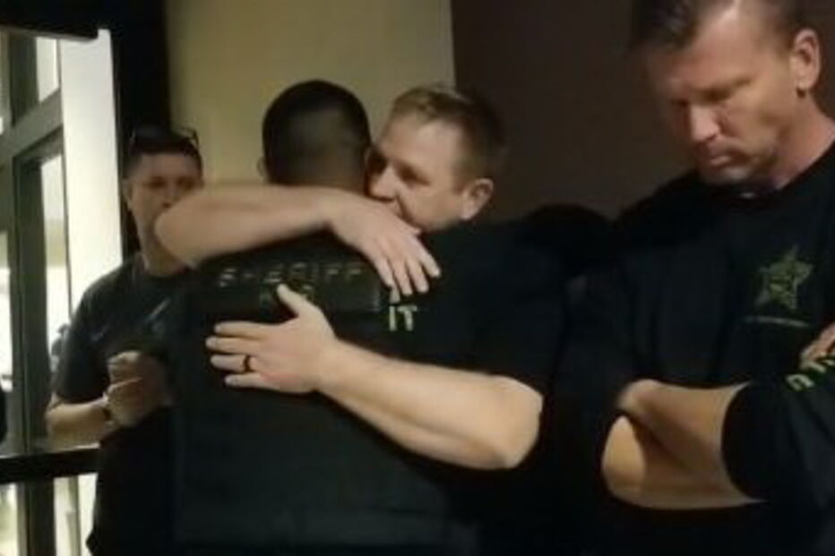 O tratador de Cigo abraçado aos colegas