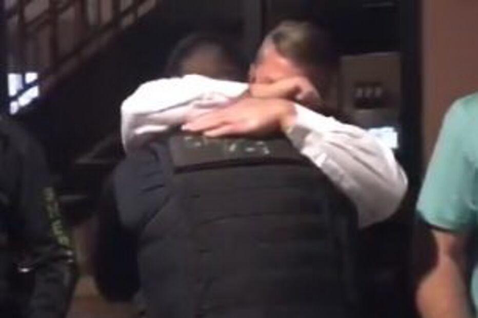 O tratador de Cigo abraçado aos colegas