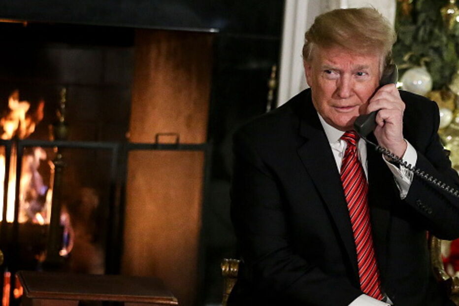 Donald Trump a atender chamadas de crianças