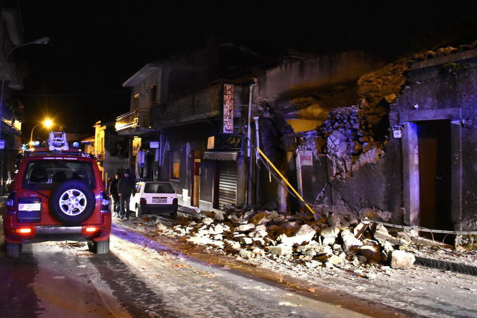 As imagens da destruição provocada pelo terramoto que abalou Sicília em Itália