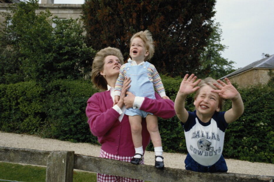 Princesa Diana com os filhos Harry e William