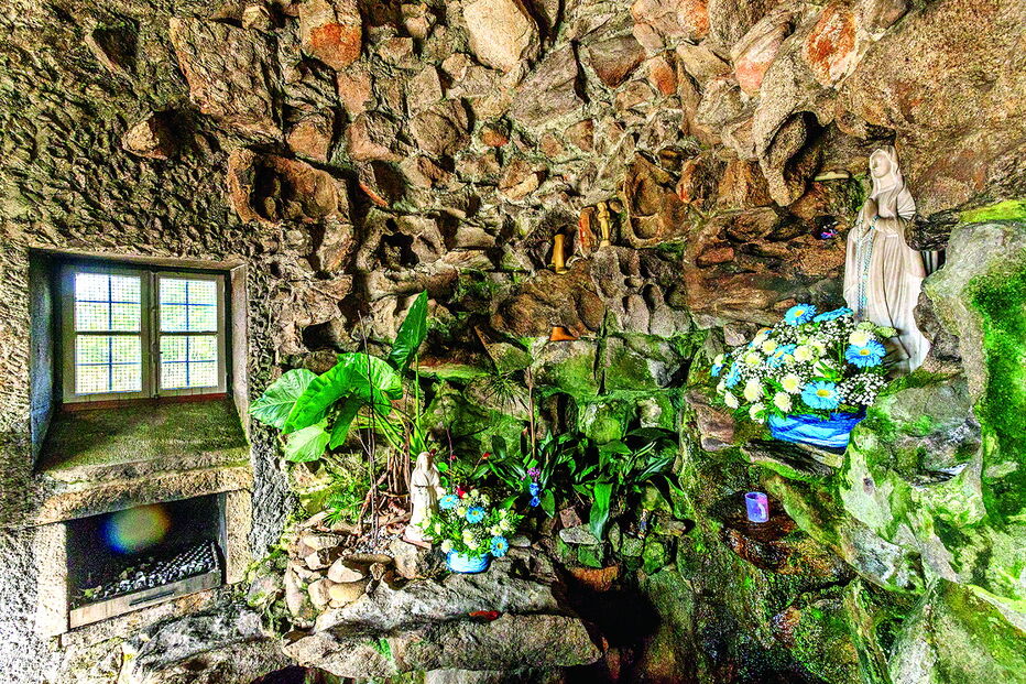 Interior da capela imita espaço onde surgiu a virgem de Lourdes, em França