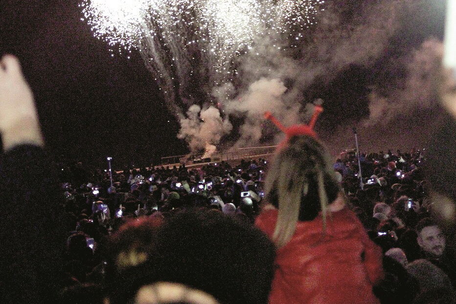 Fogo de artifício é um dos atrativos das festas ao ar livre 