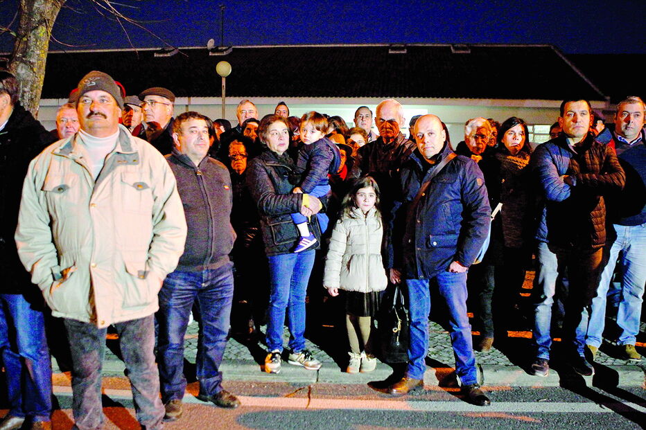 Utentes concentraram-se à porta do Centro de Saúde de Miranda do Corvo para protestar contra a falta de médicos