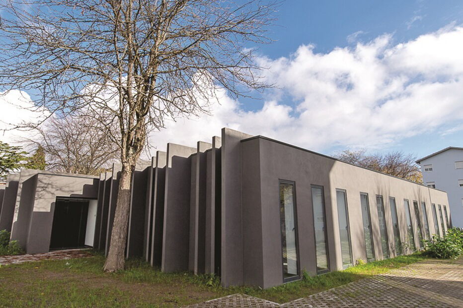 Edifício do futuro Centro de Saúde de Ramalde, localizado nas Campinas, junto a uma escola, permanece ainda encerrado