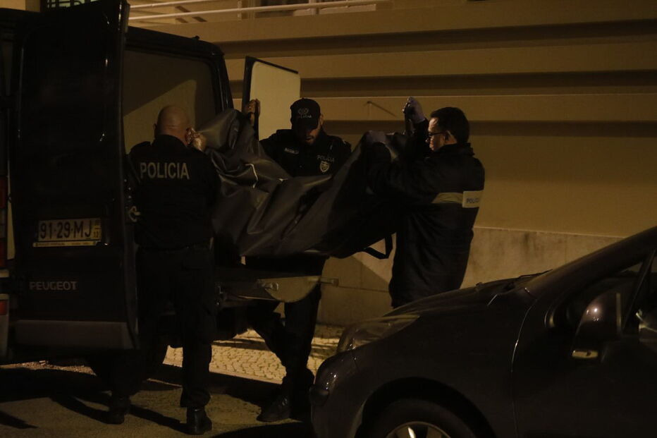 Corpo da vítima foi removido sete horas após a ocorrência ter sido dada como concluída    