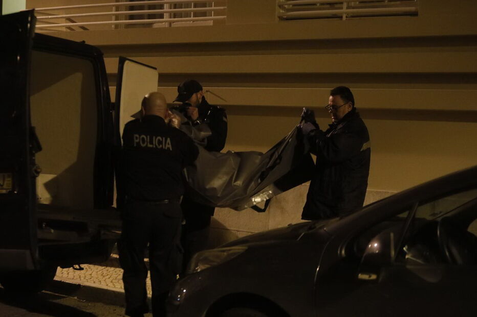 Corpo da vítima foi removido sete horas após a ocorrência ter sido dada como concluída    