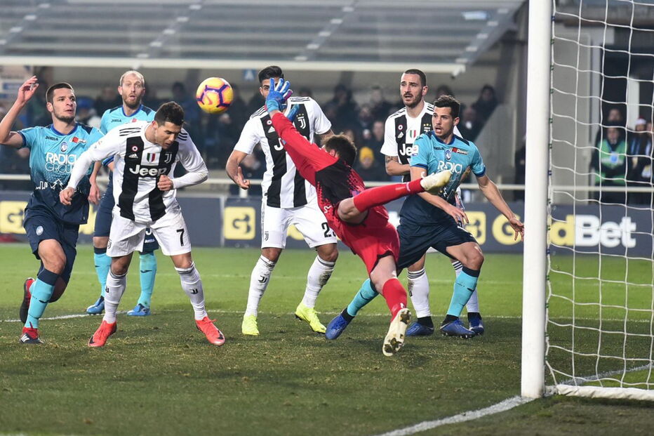 Cristiano Ronaldo marcou, de cabeça, o golo do empate da Juventus que continua imbatível na Liga italiana