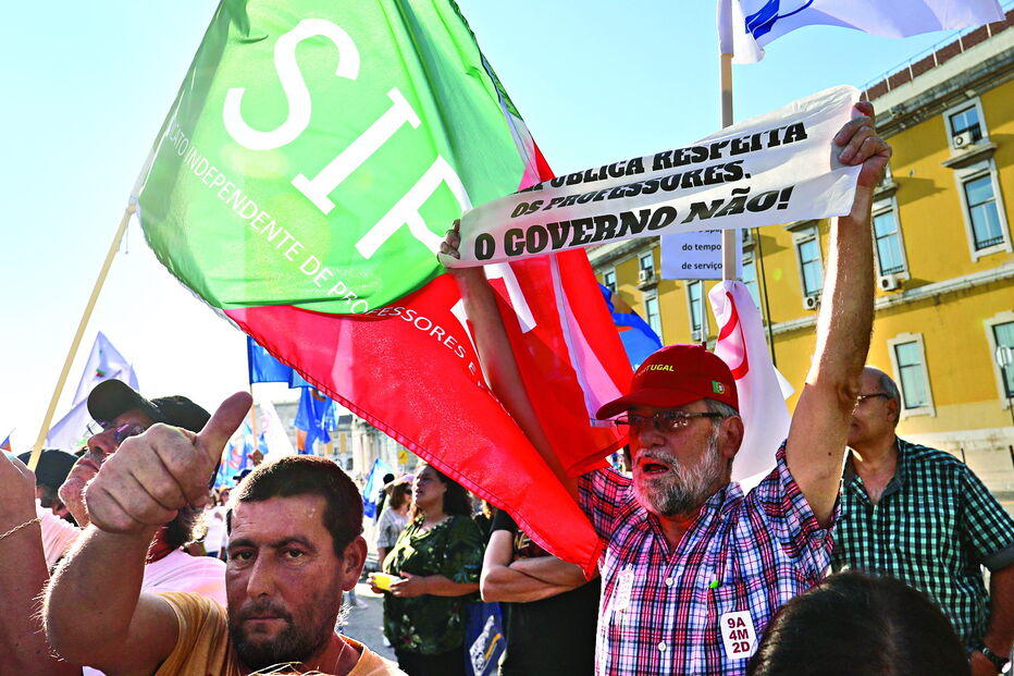 Professores e educadores têm saído à rua para exigir a contabilização integral do tempo de serviço congelado: nove anos, quatro meses e dois dias