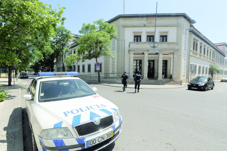 Situação que limita remoção de viaturas prolonga-se há pelo menos três meses na esquadra da PSP de Faro