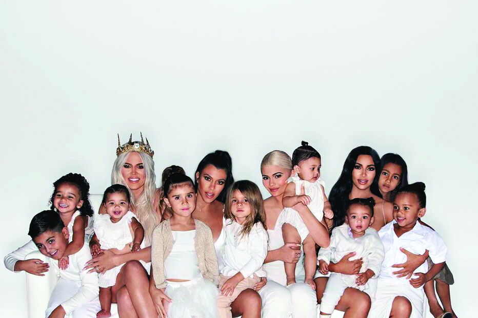 Mulheres posaram com todas as crianças da família 