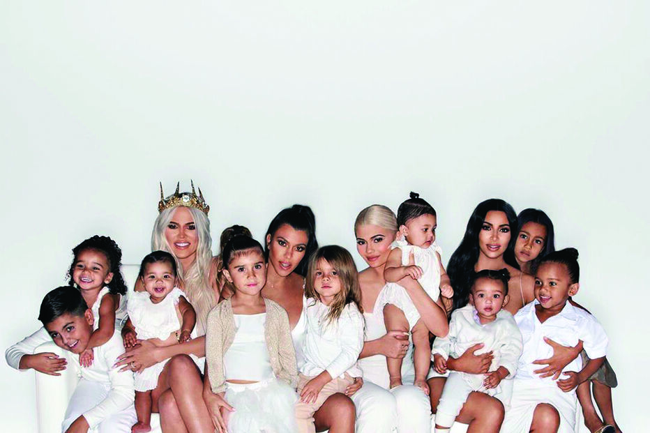 Mulheres posaram com todas as crianças da família 