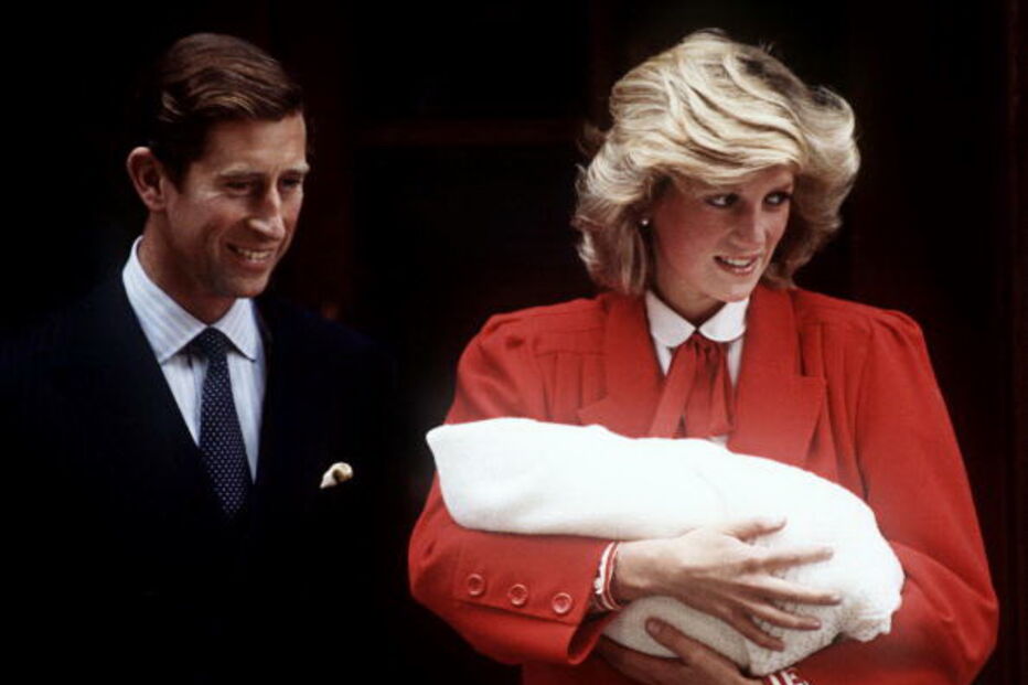 Princesa Diana e Príncipe Carlos no dia do nascimento de Harry