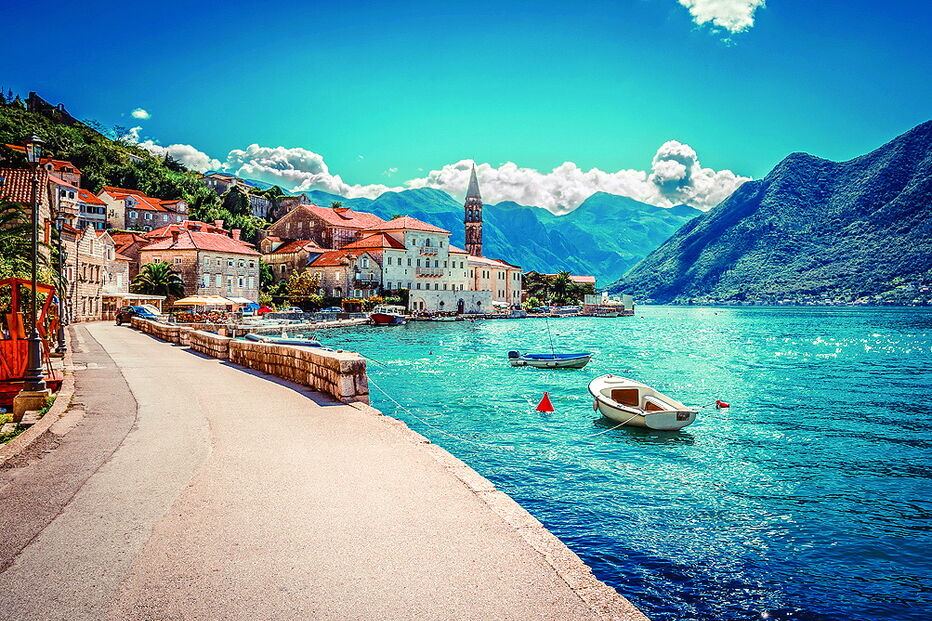 Cidade divide-se entre a beleza do mar na baía e as altas montanhas   