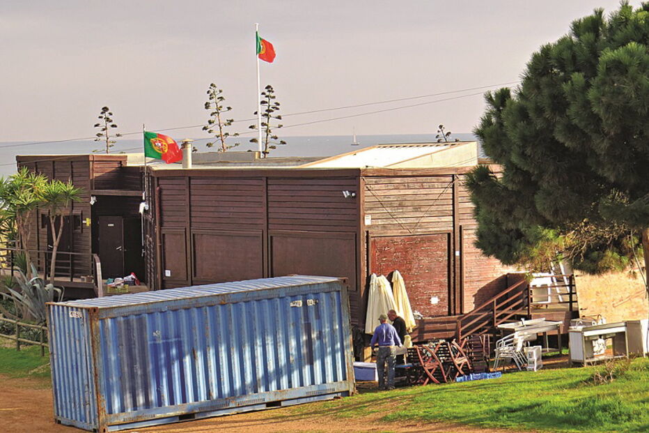 ‘Quebra Coco’ foi esvaziado para que agora seja feita a demolição do restaurante na praia dos Tomates 