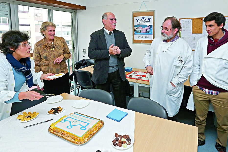 Luís Pisco, presidente da ARSLVT (ao centro), com a equipa da recém-formada USF D. Amélia de Portugal    