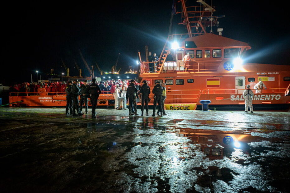 Migrantes recebidos no porto de Málaga