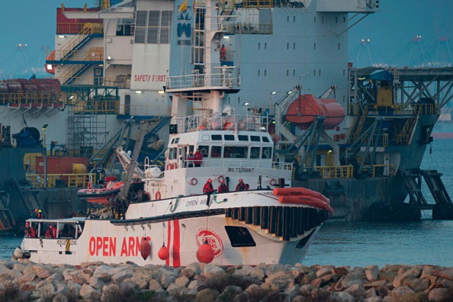 Navio Open Arms chega a Espanha com crianças que fogem da guerra na Somália e na Síria