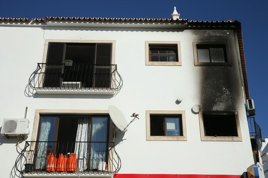 Explosão de gás seguida de incêndio em habitação em Albufeira