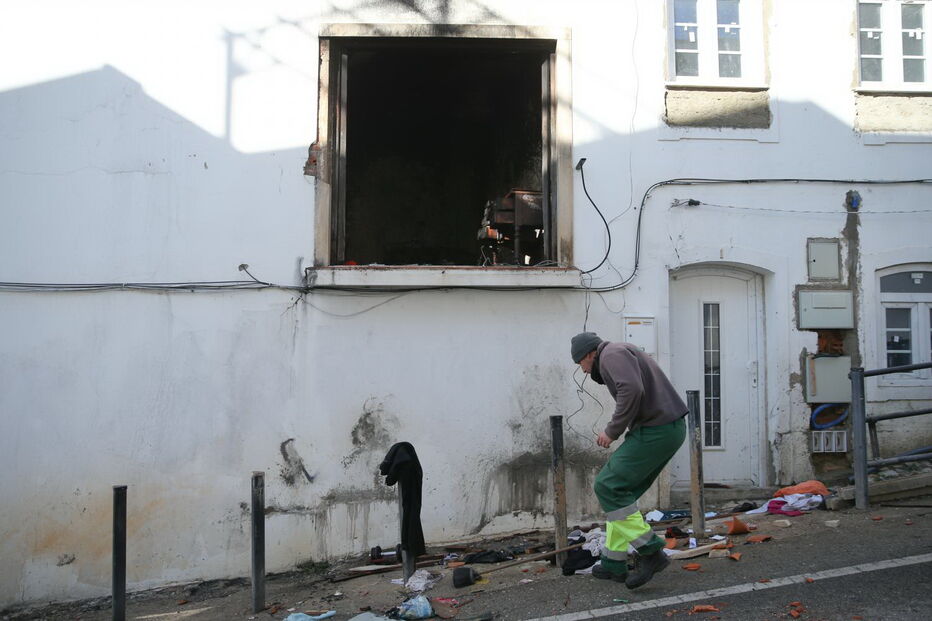 Explosão de gás seguida de incêndio em habitação em Albufeira