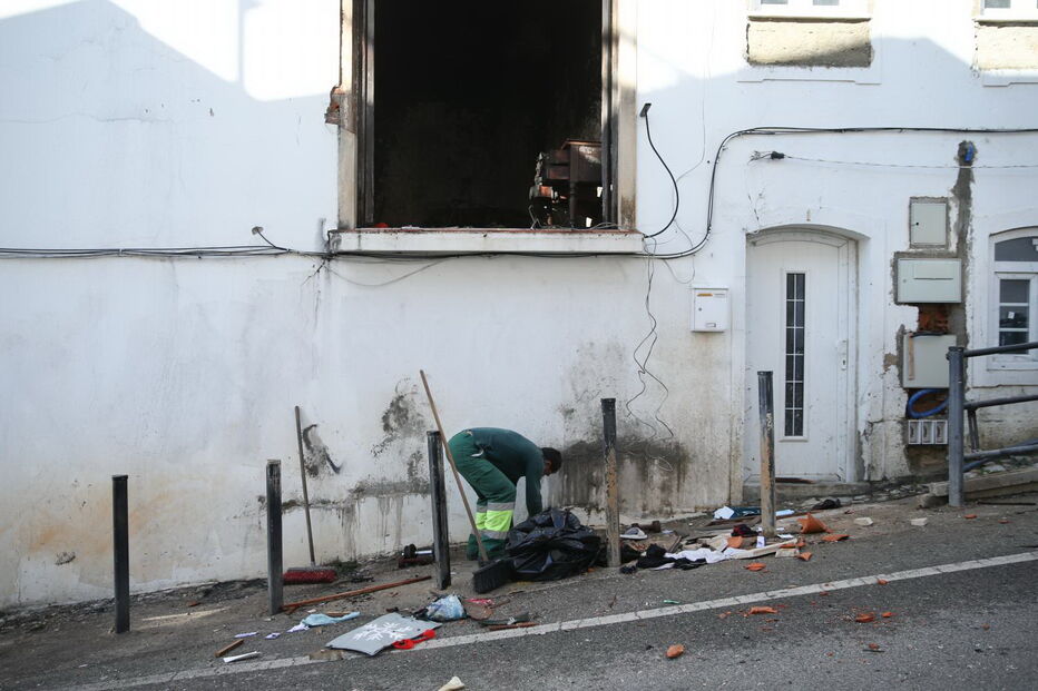 Explosão de gás seguida de incêndio em habitação em Albufeira