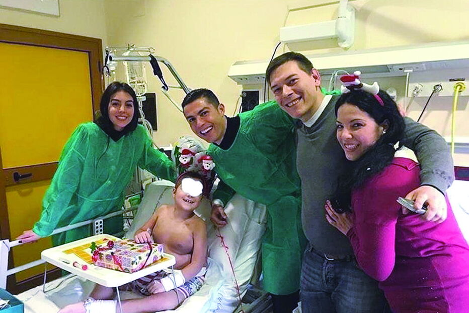 Momentos solidários foram partilhados nas contas das redes sociais dos fãs do mediático casal     