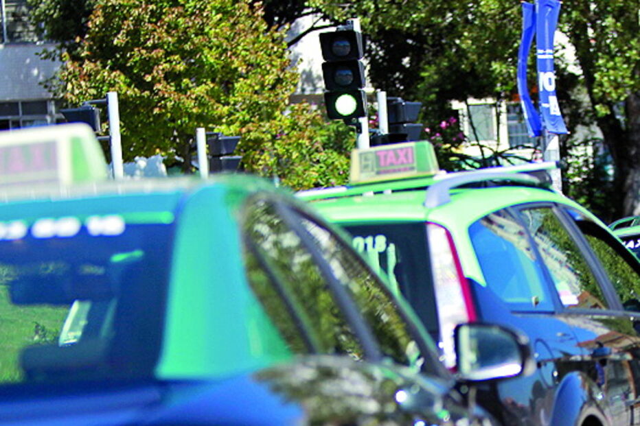 Taxista atacado dentro do carro