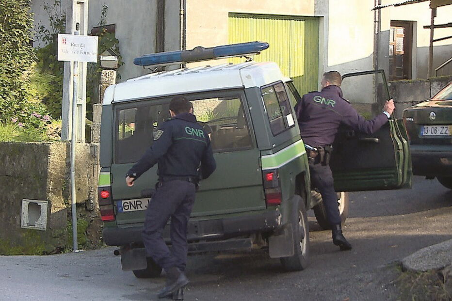 Militares da GNR e inspetores da PJ estiveram na casa do suspeito a fazer buscas 