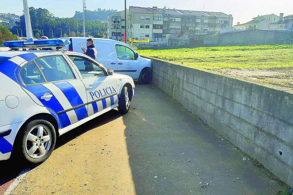 Despiste da carrinha municipal contra um muro ocorreu na avenida da Conduta