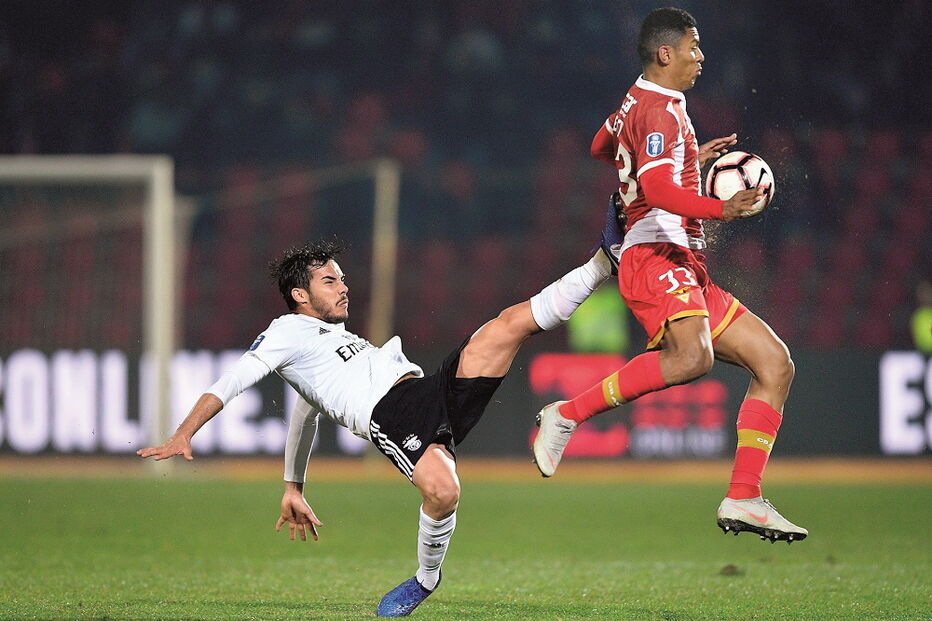 Derley (dir.), que já passou pelas águias, antecipa-se ao lateral-esquerdo Yuri Ribeiro 