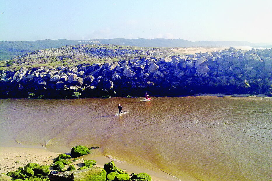 Reparação do molhe da foz do rio Alcoa, deteriorado há muitos anos, deverá arrancar até meados do próximo ano 