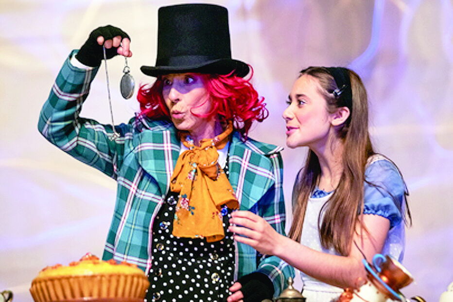 Maria João Luís, em palco, com a jovem Beatriz Frazão, que faz de Alice neste espetáculo inspirado em Lewis Carroll