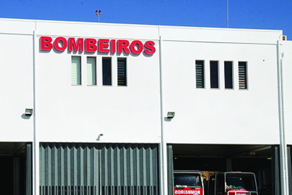 Bombeiros mobilizaram meios