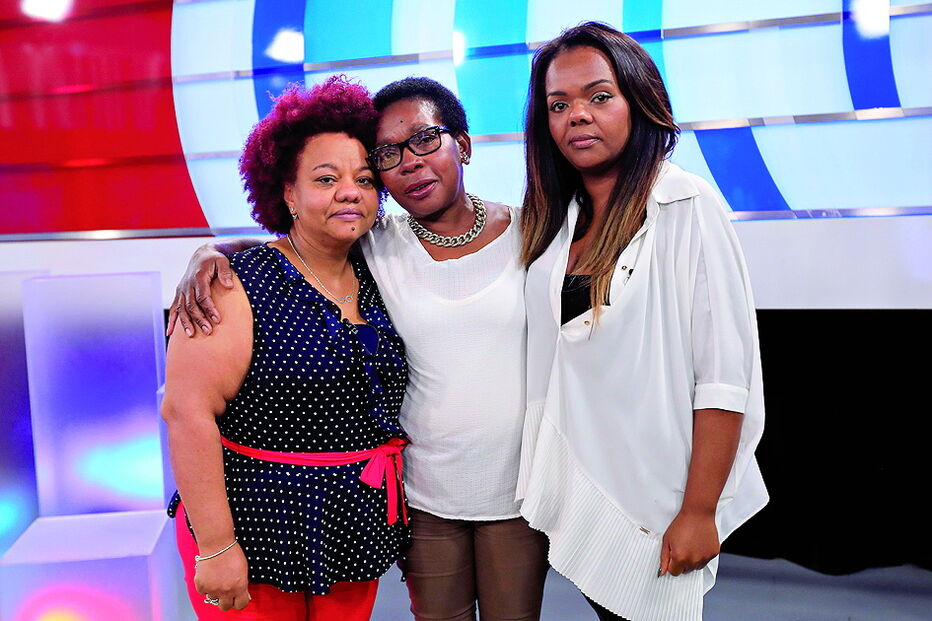 Cláudia Gomes reencontrou a mãe, Domingas (ao centro) e conheceu a irmã, Aida (à dir.), que foi quem contactou o programa ‘Separados pela Vida’ à procura da irmã. Um momento de emoção e alegria