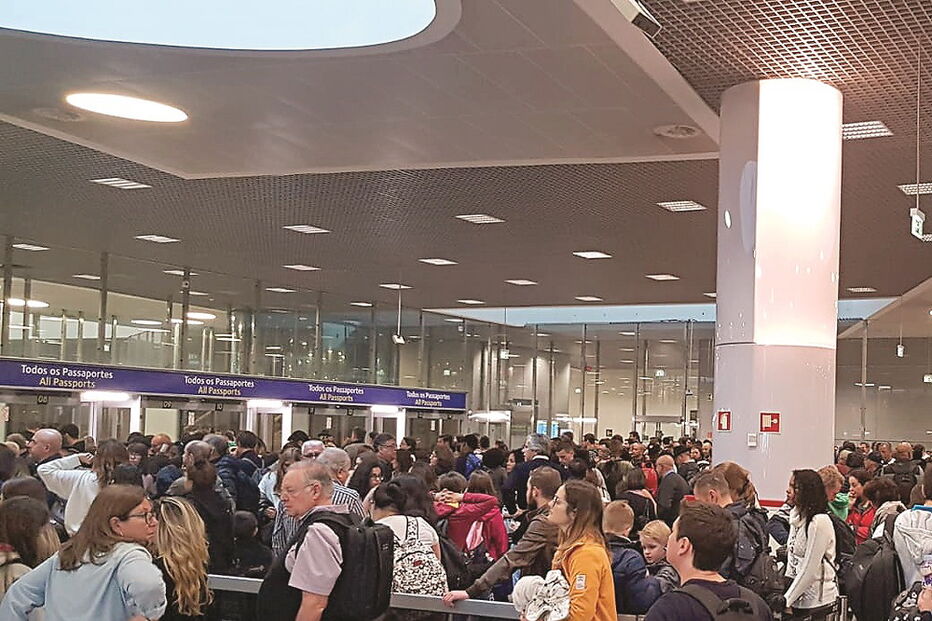 São horas a fio até passar o controlo de fronteiras no aeroporto de Lisboa   