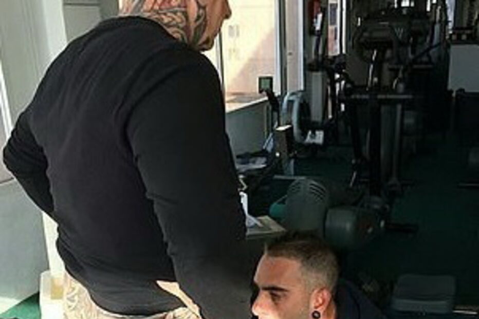 Homem tatua zona genital para ter corpo completamente tatuado