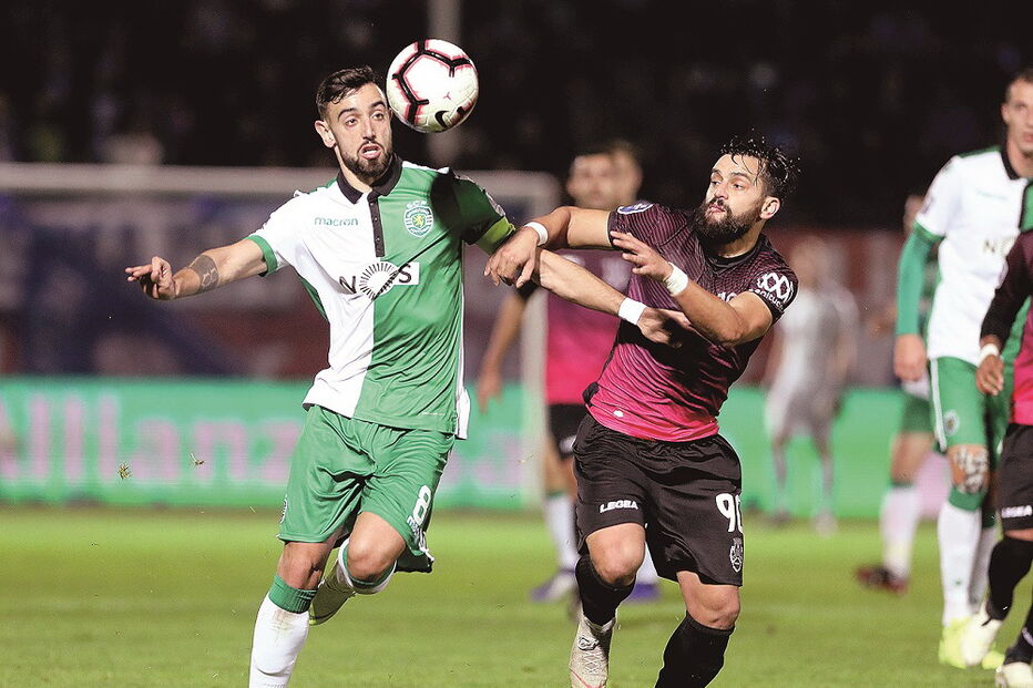 Bruno Fernandes em lance dividido com Vítor Bruno