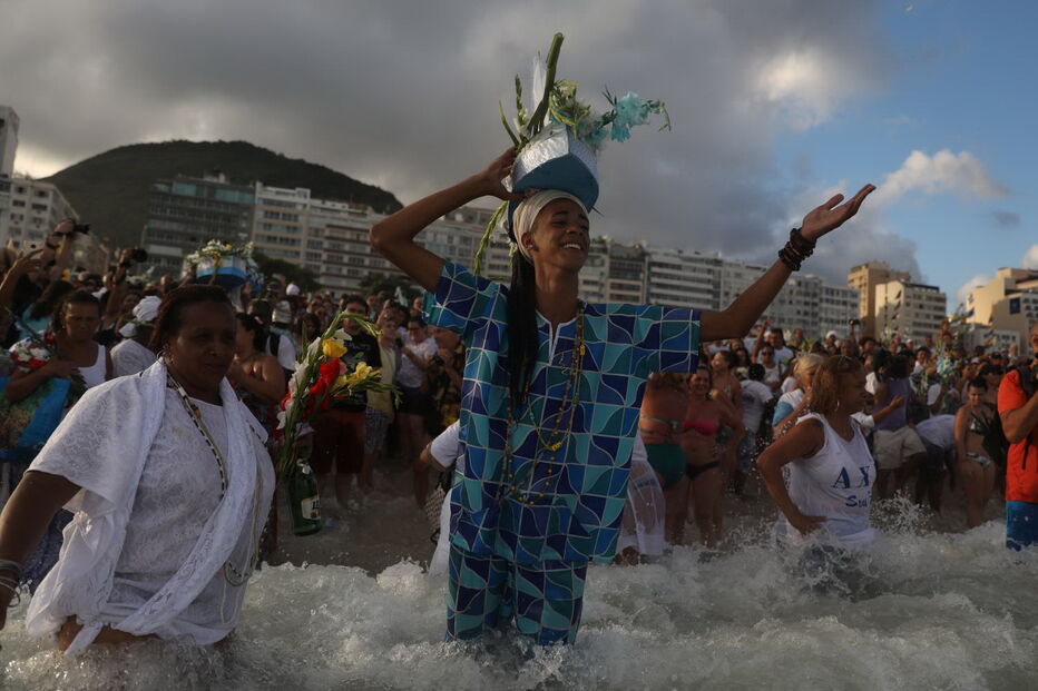 Crentes de religião afro-brasileira fazem tributo a Yemanja, deusa do mar