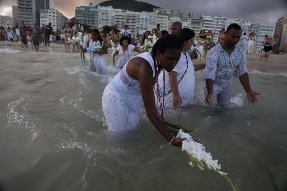 Crentes de religião afro-brasileira fazem tributo a Yemanja, deusa do mar