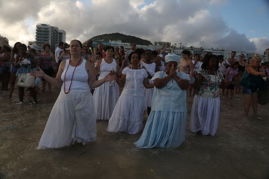 Crentes de religião afro-brasileira fazem tributo a Yemanja, deusa do mar