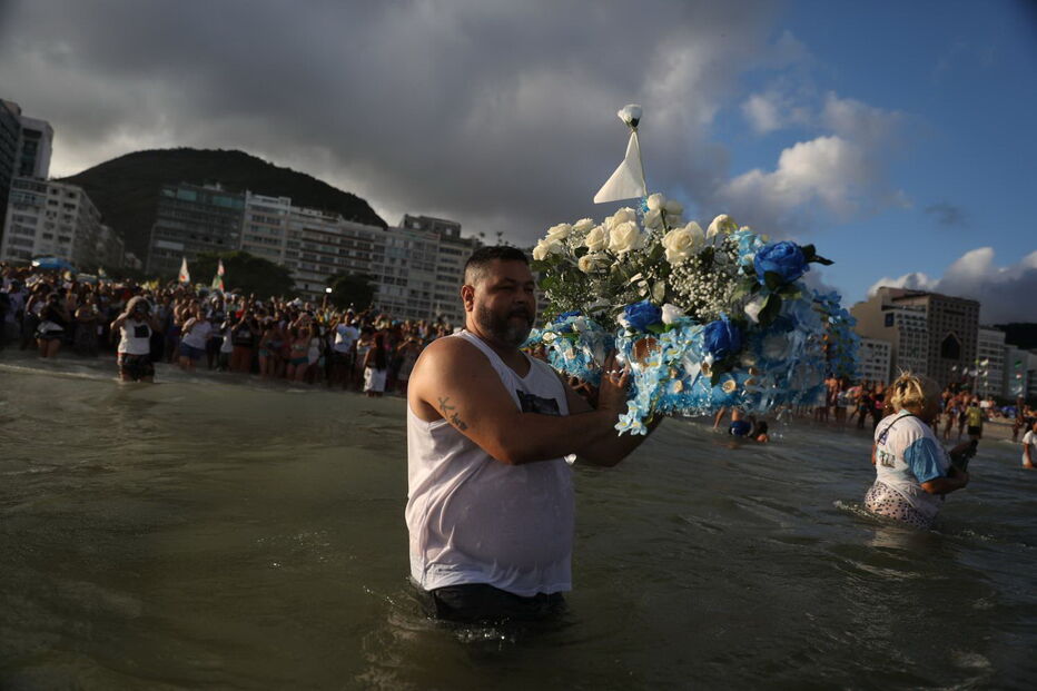 Crentes de religião afro-brasileira fazem tributo a Yemanja, deusa do mar