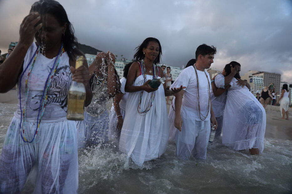 Crentes de religião afro-brasileira fazem tributo a Yemanja, deusa do mar