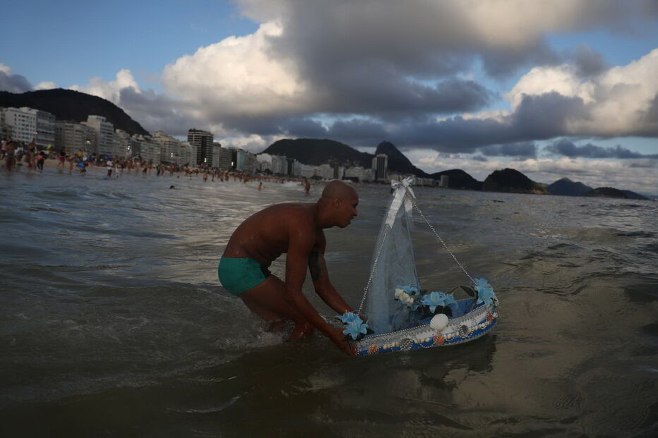Crentes de religião afro-brasileira fazem tributo a Yemanja, deusa do mar