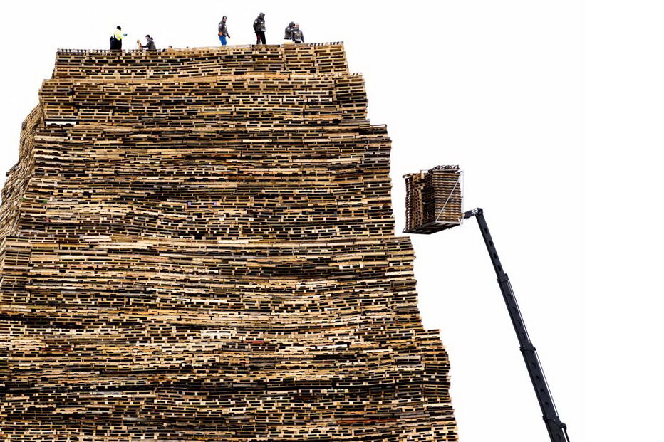 Torre de paletes de madeira é construída para a tradicional fogueira de Ano Novo na praia de Scheveningen, Holanda